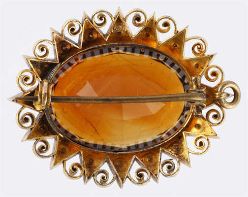 Брошь из золота (по клейму 56), общим весом 13,93 грамма, содержит природные вставки